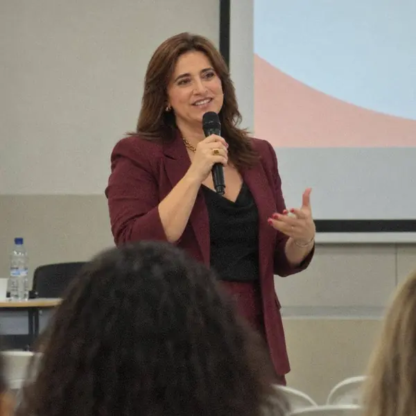 Luciana Fagundes em uma apresentação