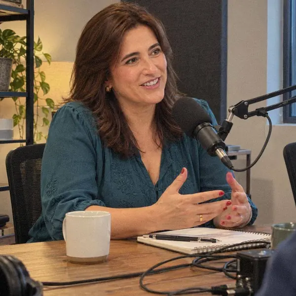 Luciana Fagundes participando de um podcast